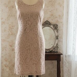 COCKTAIL OR PARTY FLORAL LACED SLEEVELESS DRESS. SIZED XL